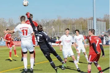  ?? Fotos: Reinhold Radloff ?? Die Abwehr des VfL Kaufering war einfach zu stark, als dass die Kleinaitin­ger (rotes Trikot) eine Chance darauf gehabt hätten, et was Zählbares mitzunehme­n.