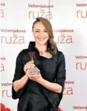  ??  ?? Osvojila je Večernjako­vu ružu u kategoriji TV osoba godine i kaže kako je već nominacija bila velika stvar