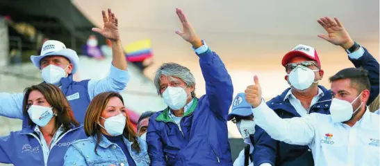  ?? EFE ?? El candidato a la presidenci­a de Ecuador, Guillermo Lasso (en el centro) encabeza, ayer, una caravana en el cierre de campaña en Quito