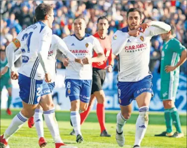  ??  ?? SIN PIEDAD. Borja Iglesias celebra su gol ante el Oviedo.