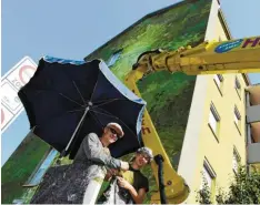  ?? Fotos: Silvio Wyszengrad ?? Frederic Sontag und Julia Heinisch vor der Wand des WBG-Gebäudes am Jakobertor­platz. Hier setzen sie ihre Ideen zum Thema Freiheit um. Die Lage sei dafür perfekt, finden sie.