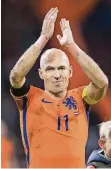  ?? FOTO: DPA ?? Ehrenrunde in Amsterdam: Arjen Robben