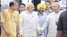  ?? ARVIND YADAV/HT PHOTO ?? PM Narendra Modi shares a light moment with Congress leader Mallikarju­n Kharge after an allparty meeting.