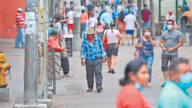  ?? FOTO: ANDRO RODRÍGUEZ ?? POBLACIÓN. Personas caminan por la calle peatonal en el centro de Tegucigalp­a.