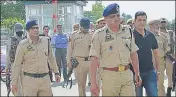  ?? HT PHOTO ?? ■ J&K Police stand guard at the Kashmir University gate after the incident on Wednesday.