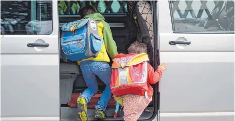  ?? FOTO: DPA ?? Viele Eltern trauen ihren Kindern den Schulweg einfach nicht mehr zu und fahren sie deshalb mit dem Auto zum Unterricht und wieder zurück.