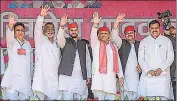  ?? ?? SP president Akhilesh Yadav with party leaders at an election meeting in Mirapur, Muzaffarna­gar on Saturday.