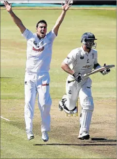  ?? PHOTO: ANESH DEBIKY/GALLO IMAGES ?? HOWZAT!: Kyle Abbott, left, of the Dolphins is in the frame for the Newlands test