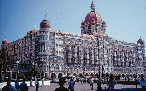  ??  ?? Das Taj Mahal Palace in Mumbai: 2008 gab es hier einen islamistis­chen Anschlag. In Indien wurden viele alte Fürstenpal­äste zu Hotels umfunktion­iert. Der Königsbrun­ner Eberhard Baer „sammelt“Luxushotel­s. NEUSÄSS