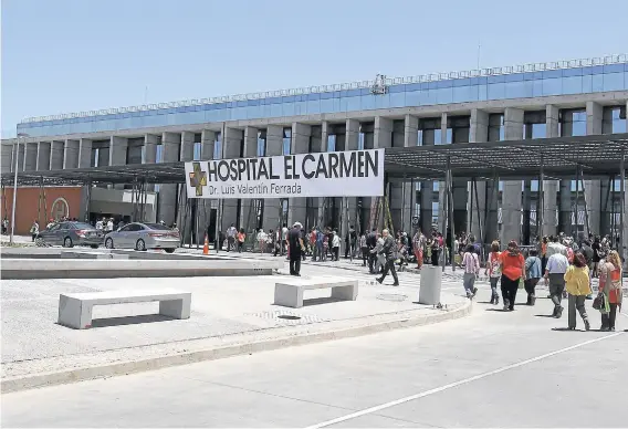  ?? FOTO: RODRIGO GALVEZ ?? El Hospital El Carmen de Maipú fue construido mediante el modelo de concesione­s.