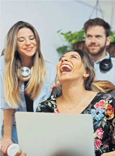  ?? GETTY IMAGES ?? Están en auge las formacione­s que usan el sentido del humor para impactar en los equipos.