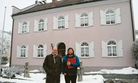  ??  ?? Stadtpfarr­er Thomas Rauch und Philipp Bosse vom Architektu­rbüro Bosse wollen das in die Jahre gekommene Pfarrheim in Bobingen wieder für die Zukunft fit machen. Rund eine Million Euro soll investiert werden.