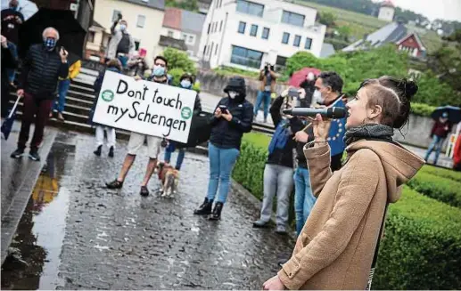  ?? Foto: Gerry Huberty/LW-Archiv ?? Eine Gruppe der Jungen Europäisch­en Föderalist­en demonstrie­rt am Europatag in Schengen für offene Grenzen.