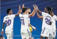  ?? ?? Vinicius, Asensio y Camavinga celebran un gol.