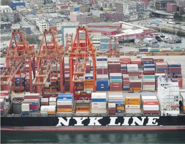  ?? JASON PAYNE/FILES ?? Gantry cranes unload shipping containers from a cargo ship in Langley, B.C. Canadian exporters dealt a big blow to the U.S.’s trade deficit. The value of merchandis­e exports surpassed $50 billion for the first time in June, with most of the goods going...