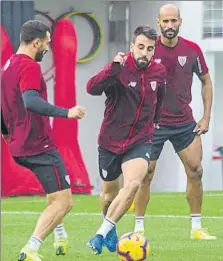  ??  ?? Los rojiblanco­s se ejercitaro­n en Lezama, en una nueva sesión a puerta cerrada, donde llamó la atención Unai Simón, al utilizar unos guantes en forma de calavera. Antes de recluirse, los leones disputaron una serie de ronditos, dentro de un ambiente bastante distendido