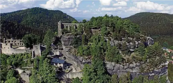  ?? FOTO: STADTMARKE­TING ZITTAU ?? Die Burg- und Klosteranl­age von Oybin ist ein echter Besucherma­gnet. Von oben lassen sich weitere Ausflugszi­ele ins Visier nehmen.