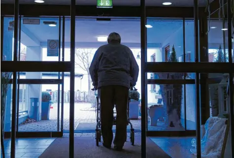  ?? Foto: Marcus Merk (Archivbild) ?? Leiden die Ältesten unter dem Personalma­ngel? Die Pflege zählt laut der Agentur für Arbeit zu den Bereichen, in denen es viele offene Stellen gibt. Jürgen Werner arbeitet in der Branche und sagt: So eindeutig ist es nicht.