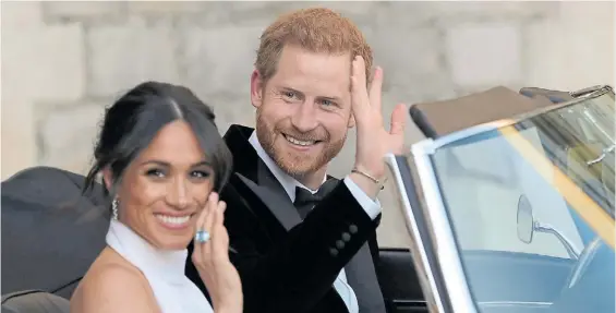  ?? DPA ?? ¿Fue un regalo? El descapotab­le eléctrico Jaguar en el que Harry llevó a Meghan cuesta 475 mil dólares. En la patente tiene la fecha de la boda.