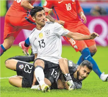  ?? FOTO: DPA ?? Hervorrage­nde Haltungsno­ten: Gladbachs Kapitän Lars Stindl blieb auch kurz nach seinem 1:1 im Duell gegen Chiles Torwart Johnny Herrera standhaft.