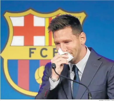  ?? ANDREU DALMAU / EFE ?? Leo Messi se seca las lágrimas durante su despedida del Barcelona.