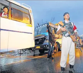  ?? PTI ?? A security personnel keeps vigil on the outskirts of Jammu as a convoy of Amaranth pilgrims leaves for Kashmir on Tuesday.