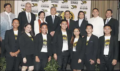  ?? JOEY MENDOZA ?? HERO Foundation officers pose with past and current scholars of the program for orphaned children of fallen soldiers during the foundation’s 30th anniversar­y celebratio­n at The Peninsula Manila last Oct. 29. Photo shows (back row, from left) HERO Foundation board member Aniceto Bisnar Jr., chairman Fernando Zobel de Ayala, board member Evelyn Lim-Forbes, US Ambassador Sung Kim, vice chairman Renato de Villa, board member Ces Drilon, president Bernard Vincent Dy and board member and STAR president and CEO Miguel Belmonte; (front row, from left) HERO alumnus Arnel Aspe, alumna Donna Rubiato, scholar Lance Kelly Layug, scholar Christophe­r Lee Teves, alumna Maricar Centeno, alumnus Britchel Rasonabe and alumnus Ralph Marvin Corpuz.