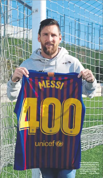  ?? FOTO: PEP MORATA ?? Leo Messi posó en exclusiva para Mundo Deportivo en la Ciutat Esportiva con una camiseta conmemorat­iva de sus 400 goles en la Liga española