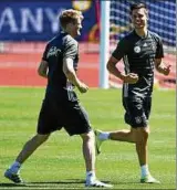  ??  ?? Kandidat für die Startelf: Julian Weigl (rechts) beim Training mit André Schürrle. Foto: Arne Dedert, dpa