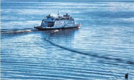  ?? FOTO: DPA ?? Für den Fährverkeh­r zwischen Romanshorn und Friedrichs­hafen wünscht sich der Bodenseekr­eis einen Halbstunde­ntakt.