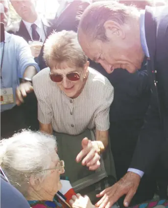  ?? - Archives ?? Le coordinate­ur de la visite de Jacques Chirac à Memramcook pour la SNA, Roger Ouellette, avait positionné une dame centenaire dans le parcours du président français. Celui-ci avait discuté spontanéme­nt avec elle.