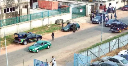  ?? Photo: Abubakar Yakubu ?? Policemen apprehend a recalcitra­nt cab driver in Abuja recently