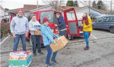  ?? FOTO: CARITAS ?? Abtranspor­t: Die Helfer der Aktion Kilo laden in Sigmaringe­n vor dem Aldi die gespendete­n Lebensmitt­el in einen Lieferwage­n ein.