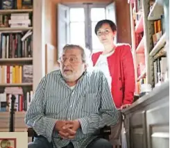  ??  ?? Guccini con la moglie Raffaella Zuccari, 50 anni a novembre: sono sposati dal 2001. A sinistra, la copertina di Canzoni (Bompiani).