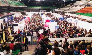  ??  ?? I ragazzi delle scuole fiorentine al Salone dell’Orientame nto al Mandela Forum