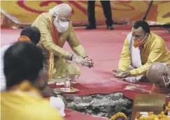  ??  ?? 0 Indian prime minister Narendra Modi performs the ceremony