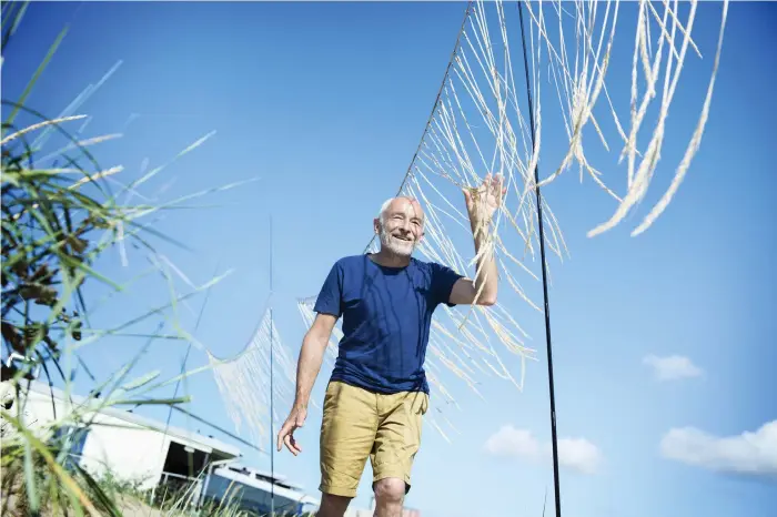  ?? Bild: JONATAN BYLARS ?? SLITIT HÅRT. Wolfgang Richter från Österrike har arbetat i flera veckor med att få upp sitt konstverk på Skrea strand.