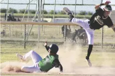  ?? FOTO: CÉSAR NEYOY-BES ?? SANTIAGO ZEPEDA, de Sidewinder­s, llegando barrido a la tercera base en el juego nal de región contra Cibola, el lunes. Zepeda, como Arnold Jiménez, contribuyo con dos carreras para la victoria de 7-1 de San Luis.