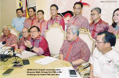  ?? FOTO: NADIM BOKHARI
Abang Johari ?? ABANG Johari (tengah) mempengeru­sikan Mesyuarat Majlis Tertinggi Parti PBB di Bilik Persidanga­n Ibu Pejabat PBB, Jalan Bako. Jika Kerajaan Persekutua­n tetap dengan keputusan menghentik­an bekalan diesel, saya berharap ada peruntukan tertentu kepada sekolah-sekolah yang terjejas itu untuk membolehka­n mereka mencari alternatif lain, termasuk menyambung ke grid elektrik”