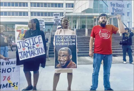  ?? COURTESY ?? Monteria Robinson (center), outside the federal courthouse Thursday in Atlanta, holds a photo of son Jamarion, who was killed in 2016 by task force officers.