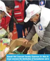  ??  ?? Kuwait Red Crescent Society Chairman Dr Hilal AlSayer oversees the distributi­on of humanitari­an aid to refugees from the Syrian city of Aleppo.