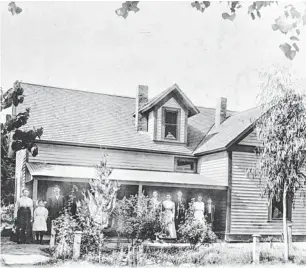  ??  ?? The Painter family and their farmhouse on Kyrene Road in Tempe are photograph­ed in 1907. The dairy farm closed in the late 1960s because of constructi­on of the Superstiti­on Freeway.