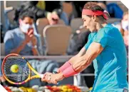  ?? / FOTO: AFP ?? Rafa practicó por última vez en París y está listo para jugarle con todo a su rival.