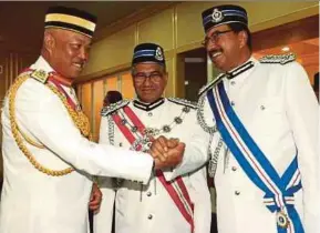  ?? PIC BY EDMUND SAMUNTING ?? Inspector-General of Police Tan Sri Mohamad Fuzi Harun (centre) with Armed Forces chief General Tan Sri Raja Mohamed Affandi Raja Mohamed Noor (left) and Sabah police commission­er Datuk Ramli Din at Sabah’s honours and awards investitur­e ceremony in...