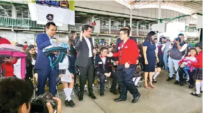  ?? VÍCTOR HUGO ORNELAS ?? El gobernador y el alcalde de Zapopan entregaron los materiales educativos ayer