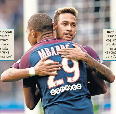  ??  ?? Neymar abraza a Mbappé en la celebració­n de un gol marcado por el francés, en un partido del PSG.