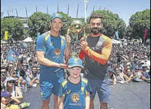  ?? GETTY ?? Archie Schiller (C) with Virat Kohli and Tim Paine.