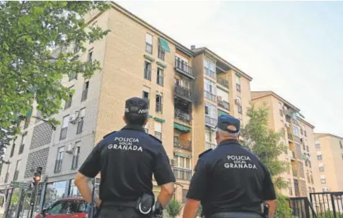  ?? ?? Dos agentes de la Policía Local miran el balcón de la casa donde se produjo el siniestro // EFE / MIGUEL ÁNGEL MOLINA