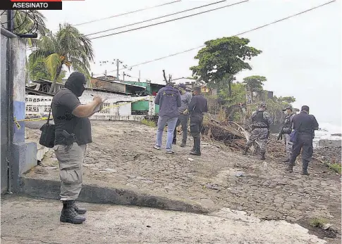  ??  ?? Puerto de la Libertad
Un hombre no identifica­do fue asesinado después de haber sido sacado de una discoteca de la zona del Puerto de la Libertad.