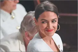  ??  ?? AOC. Ocasio-cortez comparte el discurso antielitis­mo del magnate.